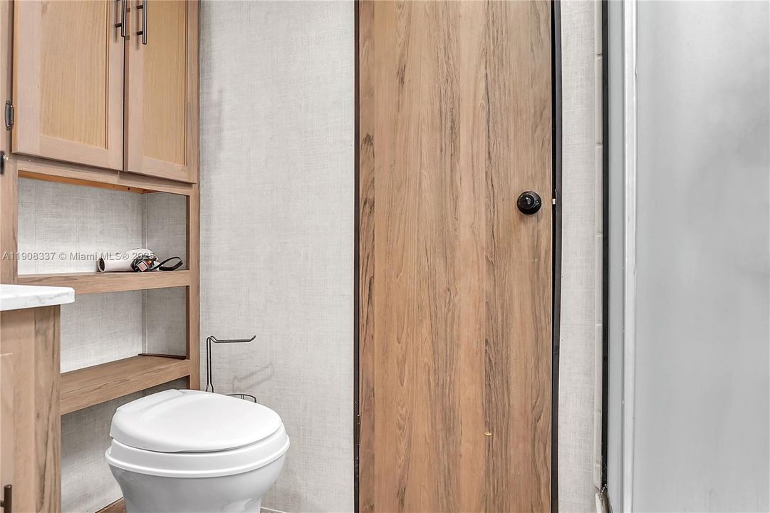 For Rent: $1,350 (1 beds, 1 baths, 1392 Square Feet)