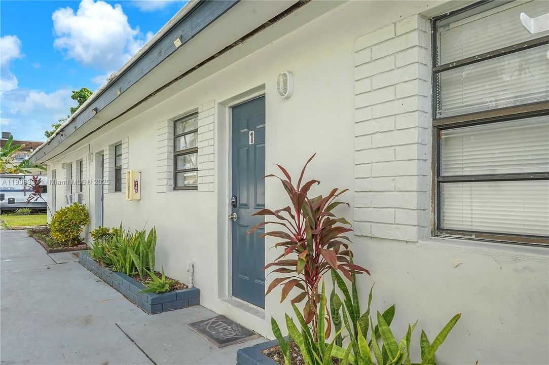 For Rent: $1,350 (1 beds, 1 baths, 1392 Square Feet)