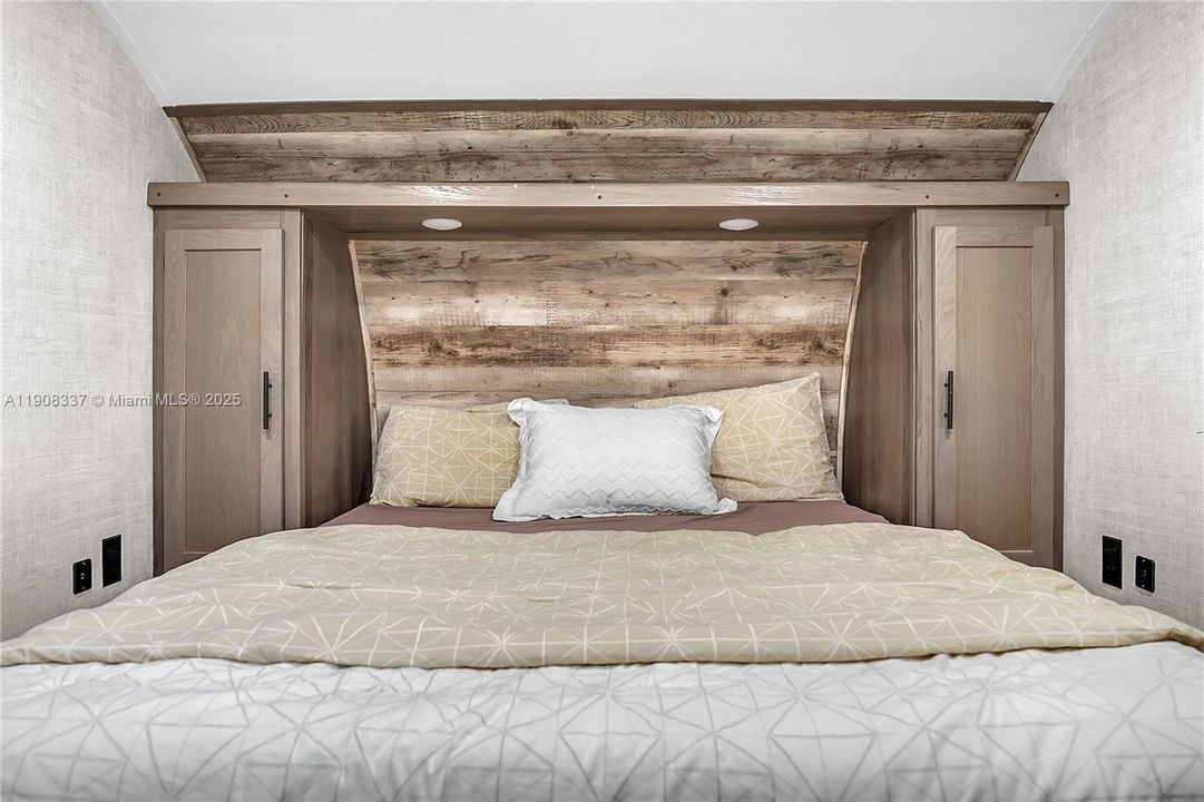 For Rent: $1,350 (1 beds, 1 baths, 1392 Square Feet)