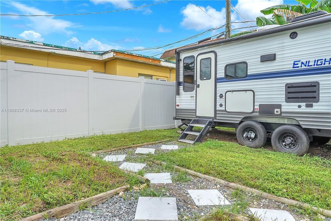 For Rent: $1,350 (1 beds, 1 baths, 1392 Square Feet)