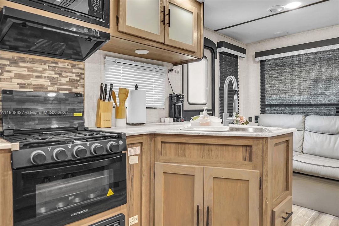 For Rent: $1,350 (1 beds, 1 baths, 1392 Square Feet)