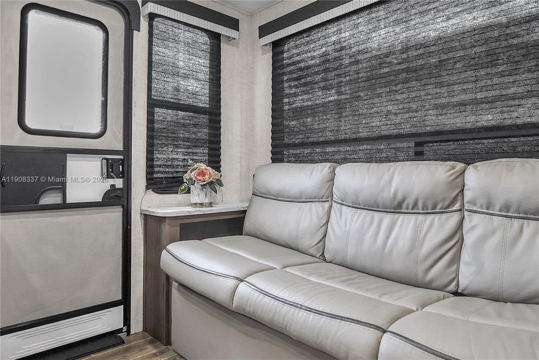 For Rent: $1,350 (1 beds, 1 baths, 1392 Square Feet)