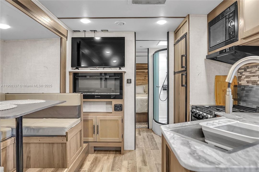 For Rent: $1,350 (1 beds, 1 baths, 1392 Square Feet)