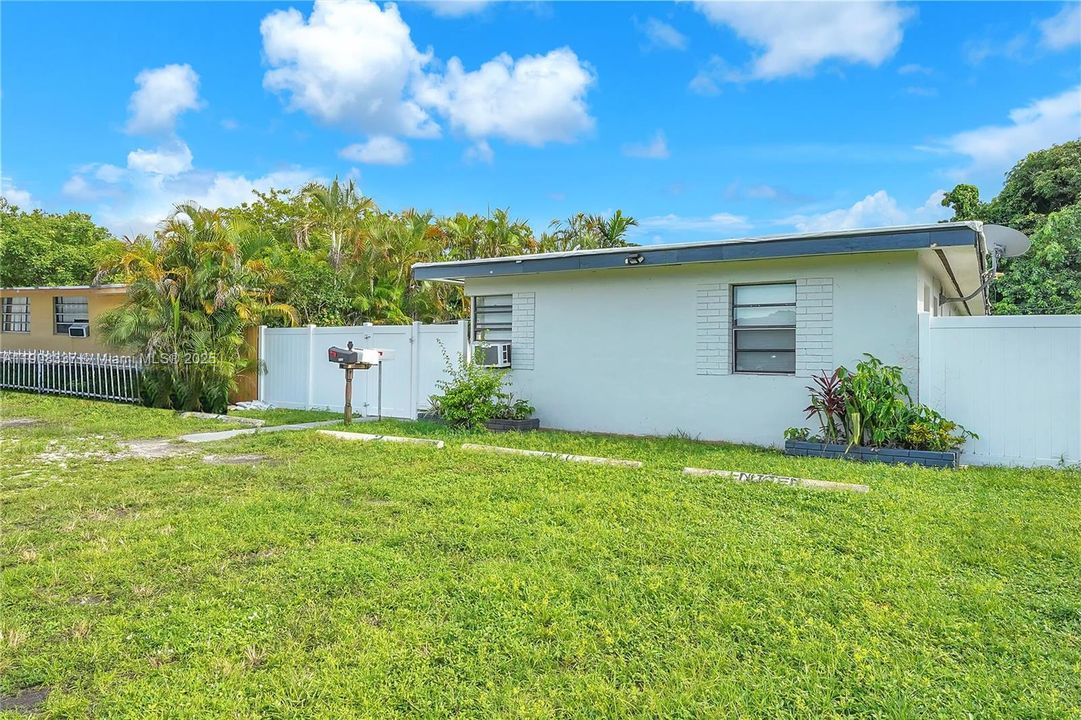 For Rent: $1,350 (1 beds, 1 baths, 1392 Square Feet)