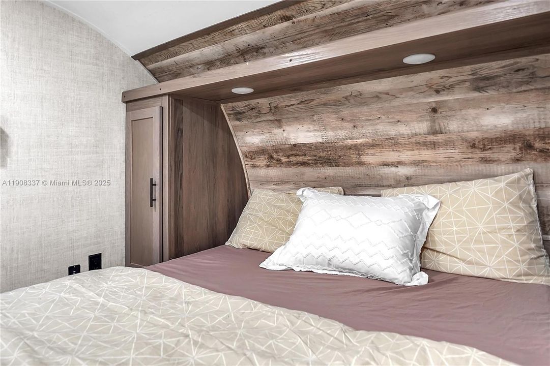 For Rent: $1,350 (1 beds, 1 baths, 1392 Square Feet)