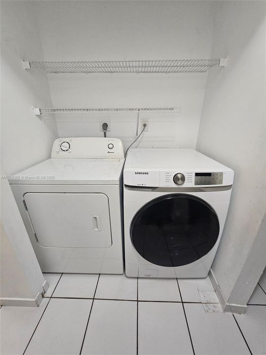 合同活跃: $2,450 (2 贝兹, 2 浴室, 982 平方英尺)