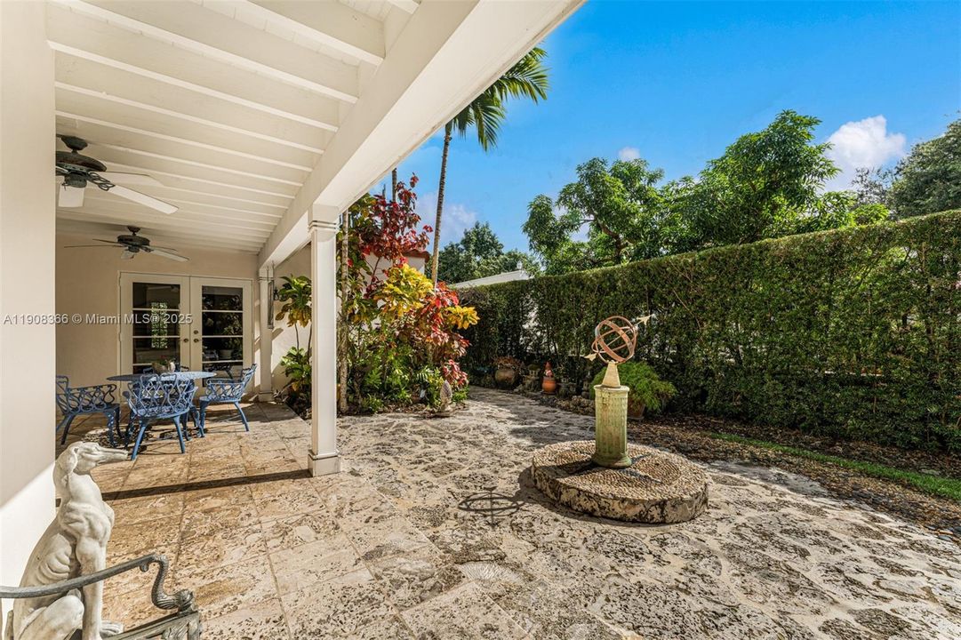 待售: $2,250,000 (3 贝兹, 2 浴室, 2526 平方英尺)