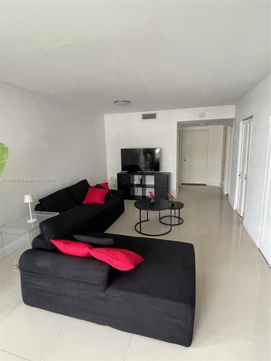 合同活跃: $2,500 (0 贝兹, 1 浴室, 600 平方英尺)