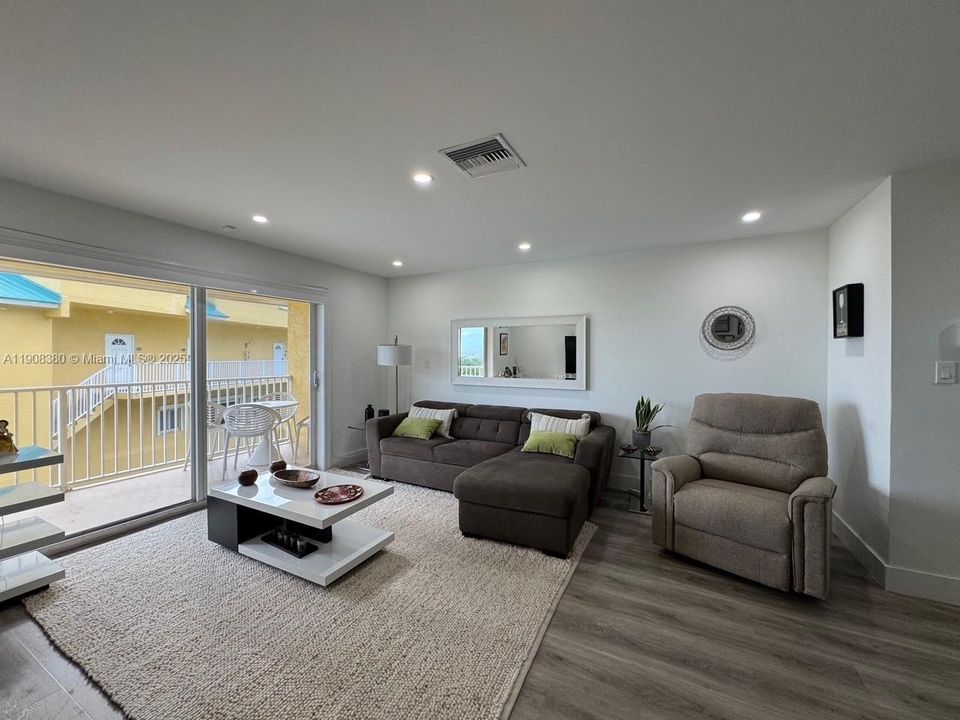 For Rent: $4,300 (2 beds, 2 baths, 1186 Square Feet)