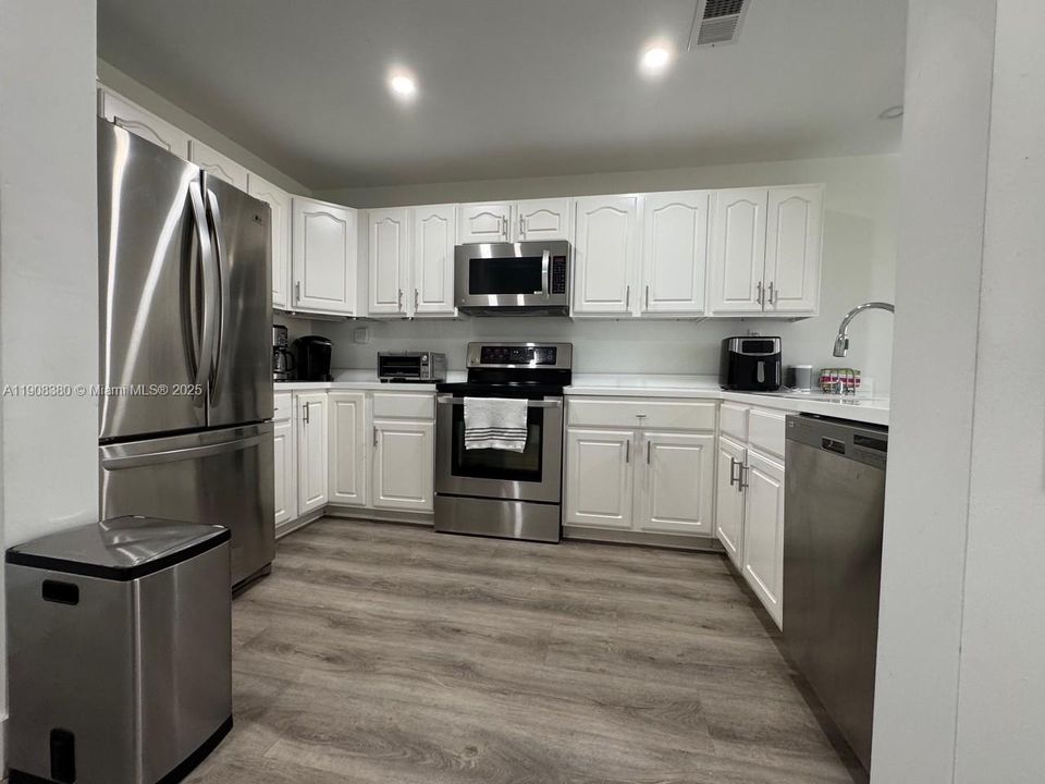 For Rent: $4,300 (2 beds, 2 baths, 1186 Square Feet)