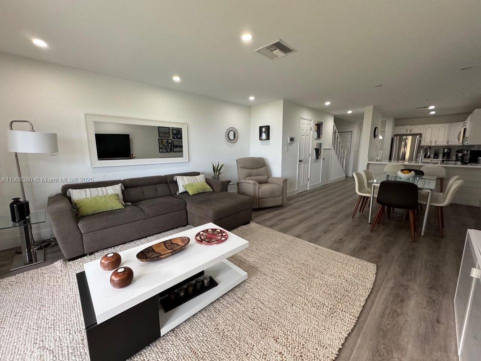 For Rent: $4,300 (2 beds, 2 baths, 1186 Square Feet)