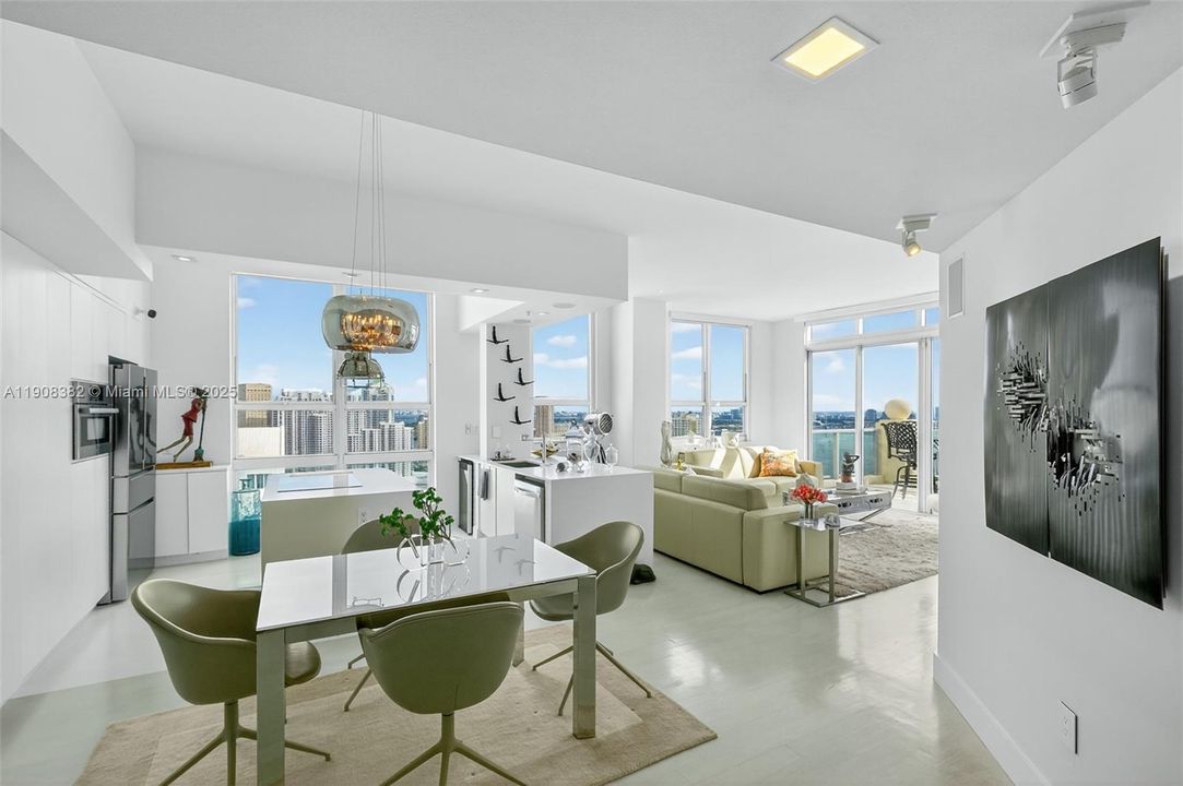 Под контрактом: $10,000 (3 спален, 3 ванн, 1900 Квадратных фут)