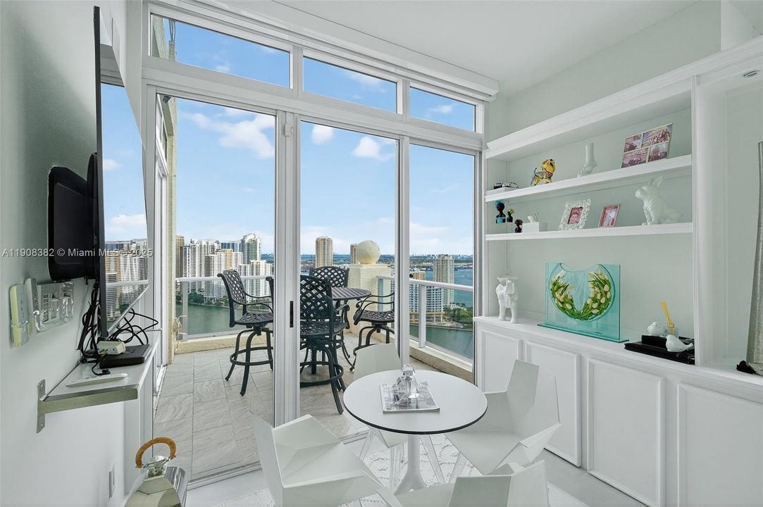 Под контрактом: $10,000 (3 спален, 3 ванн, 1900 Квадратных фут)