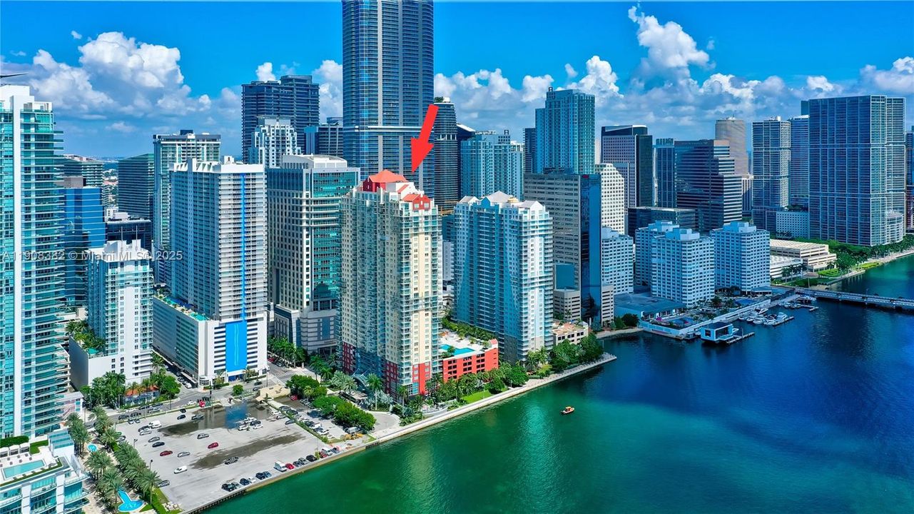 Под контрактом: $10,000 (3 спален, 3 ванн, 1900 Квадратных фут)