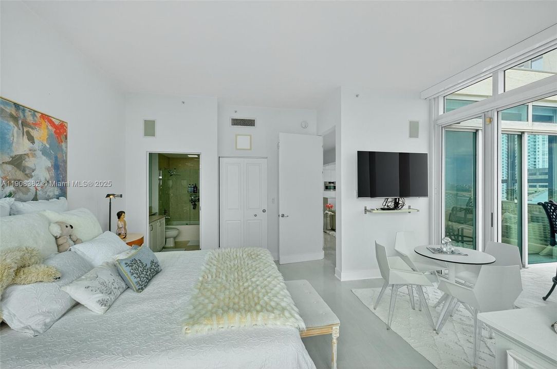 Под контрактом: $10,000 (3 спален, 3 ванн, 1900 Квадратных фут)