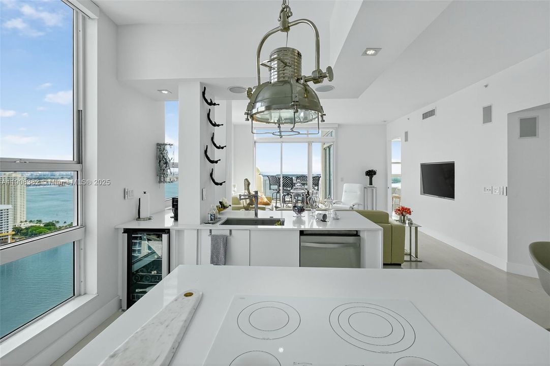 Под контрактом: $10,000 (3 спален, 3 ванн, 1900 Квадратных фут)