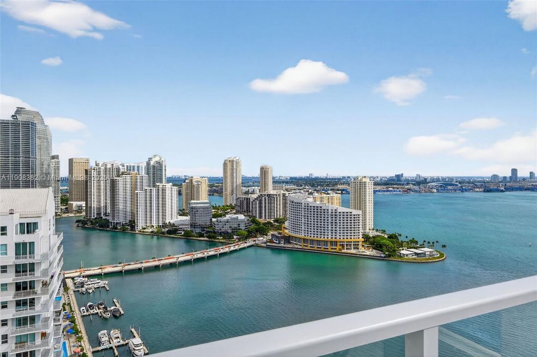 Под контрактом: $10,000 (3 спален, 3 ванн, 1900 Квадратных фут)