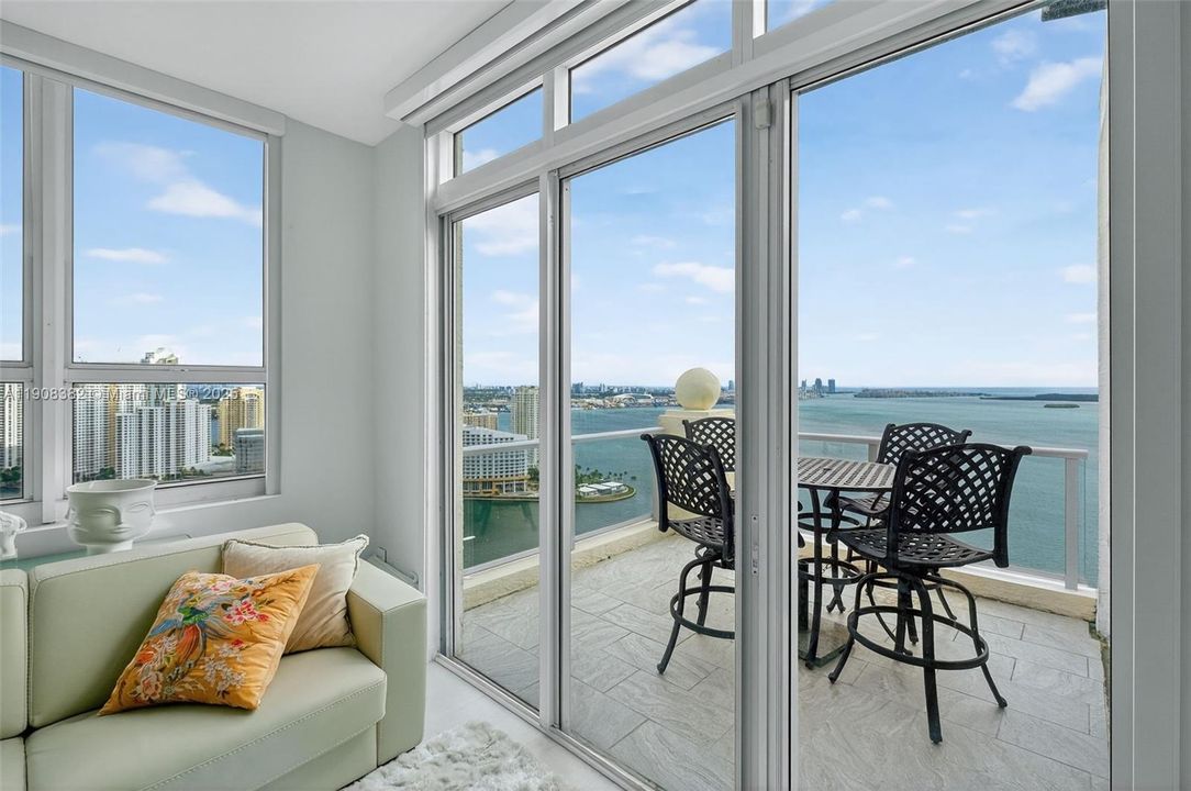 Под контрактом: $10,000 (3 спален, 3 ванн, 1900 Квадратных фут)