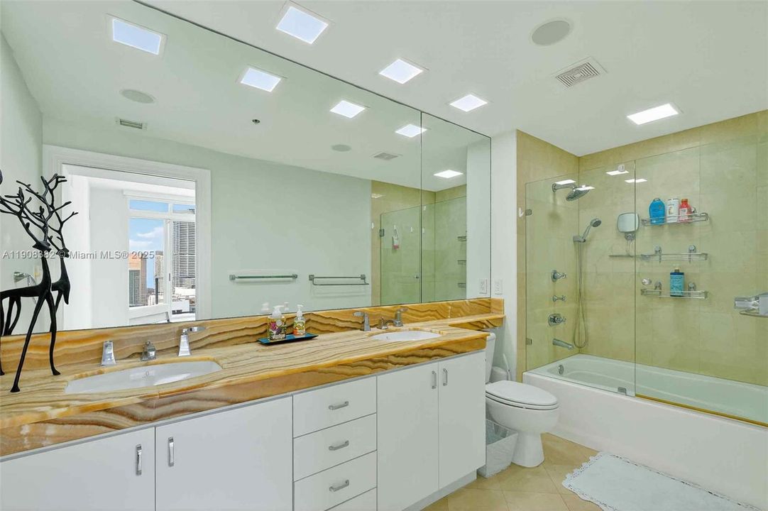 Под контрактом: $10,000 (3 спален, 3 ванн, 1900 Квадратных фут)