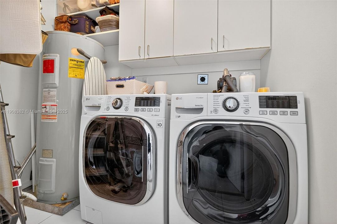 Под контрактом: $10,000 (3 спален, 3 ванн, 1900 Квадратных фут)