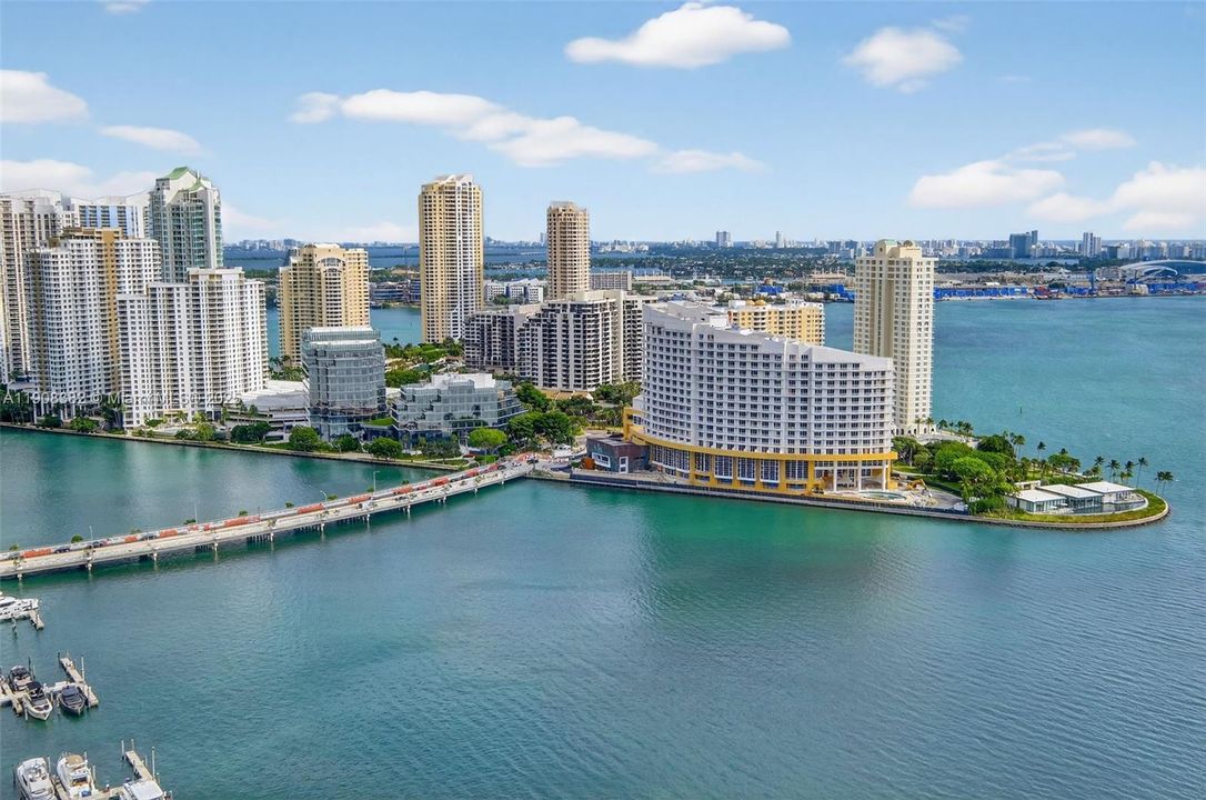 Под контрактом: $10,000 (3 спален, 3 ванн, 1900 Квадратных фут)