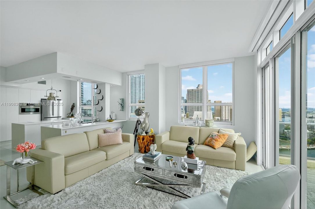 Под контрактом: $10,000 (3 спален, 3 ванн, 1900 Квадратных фут)