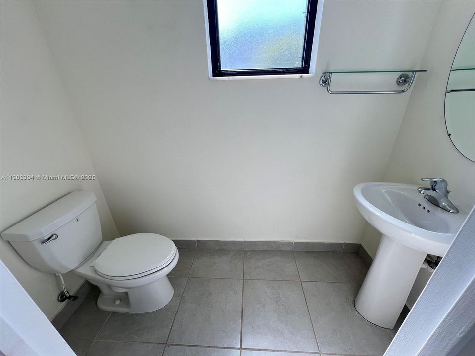 合同活跃: $3,050 (3 贝兹, 2 浴室, 1412 平方英尺)