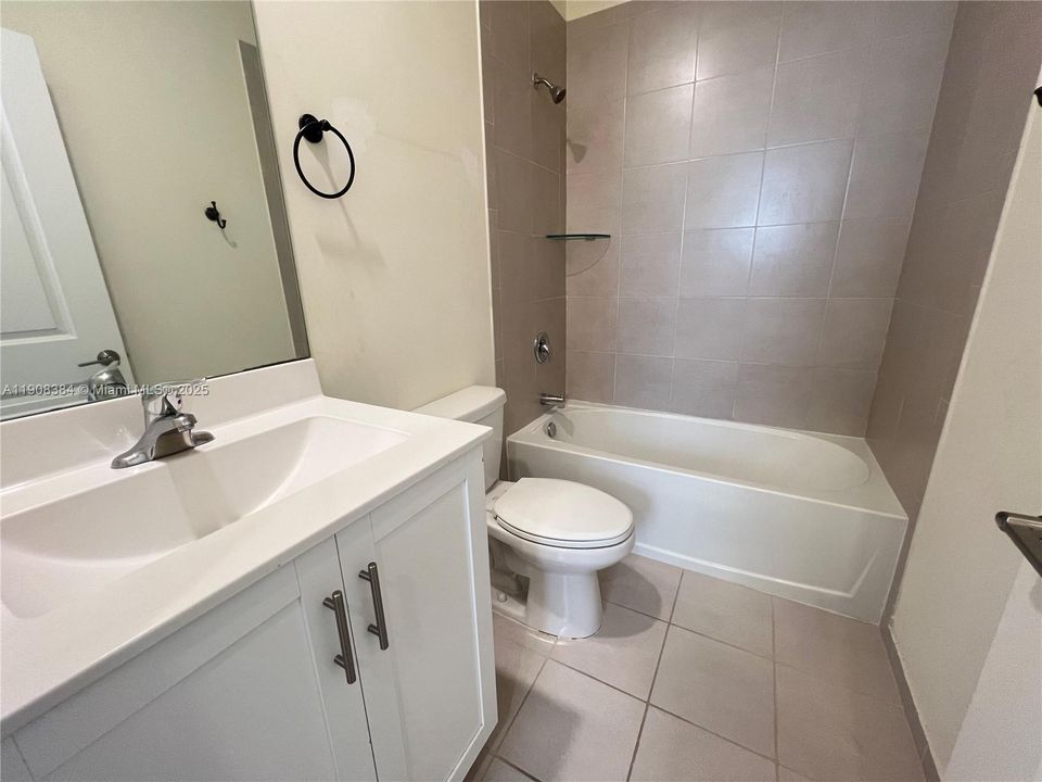 合同活跃: $3,050 (3 贝兹, 2 浴室, 1412 平方英尺)