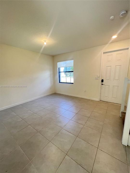 合同活跃: $3,050 (3 贝兹, 2 浴室, 1412 平方英尺)