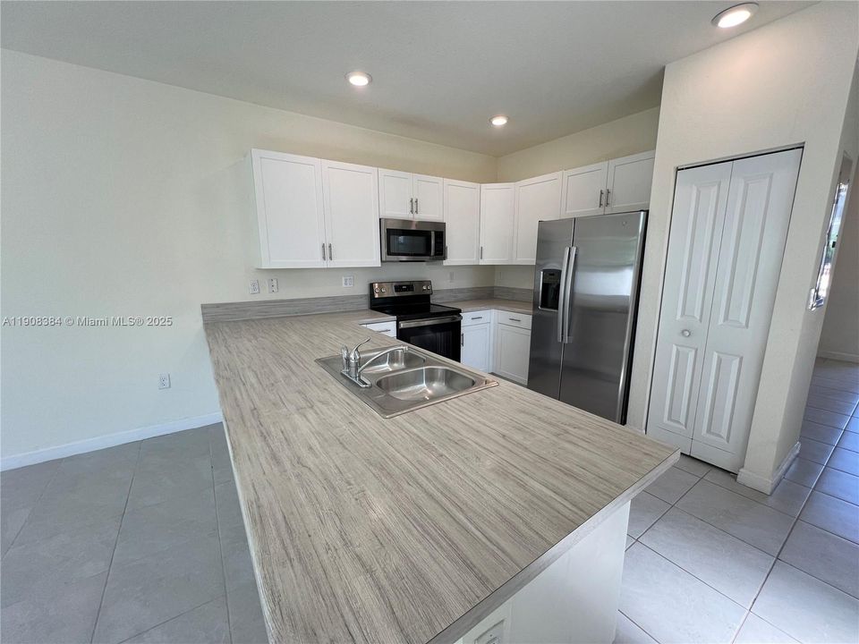 合同活跃: $3,050 (3 贝兹, 2 浴室, 1412 平方英尺)