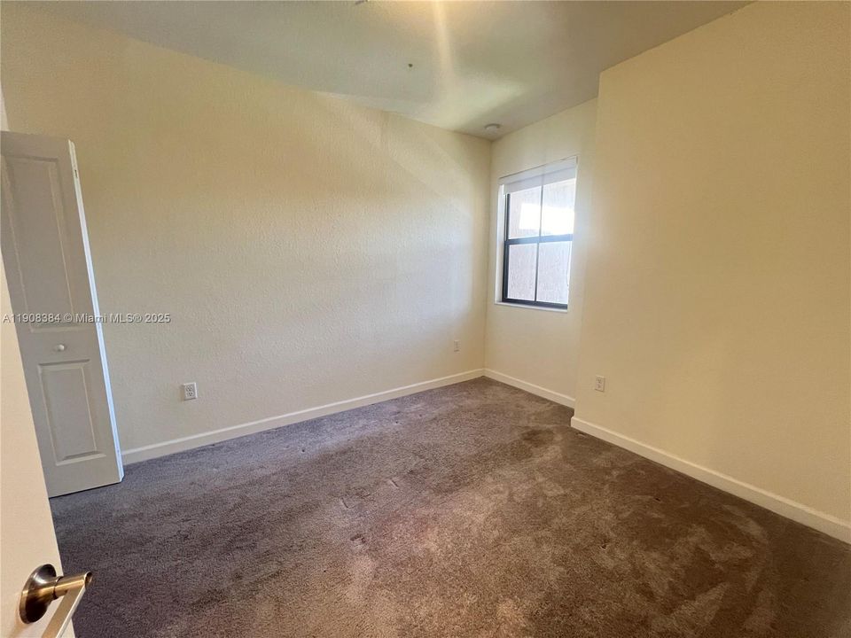 合同活跃: $3,050 (3 贝兹, 2 浴室, 1412 平方英尺)