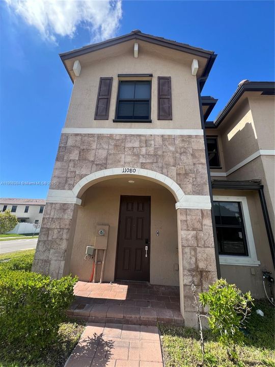 合同活跃: $3,050 (3 贝兹, 2 浴室, 1412 平方英尺)