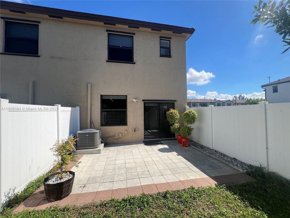 合同活跃: $3,050 (3 贝兹, 2 浴室, 1412 平方英尺)