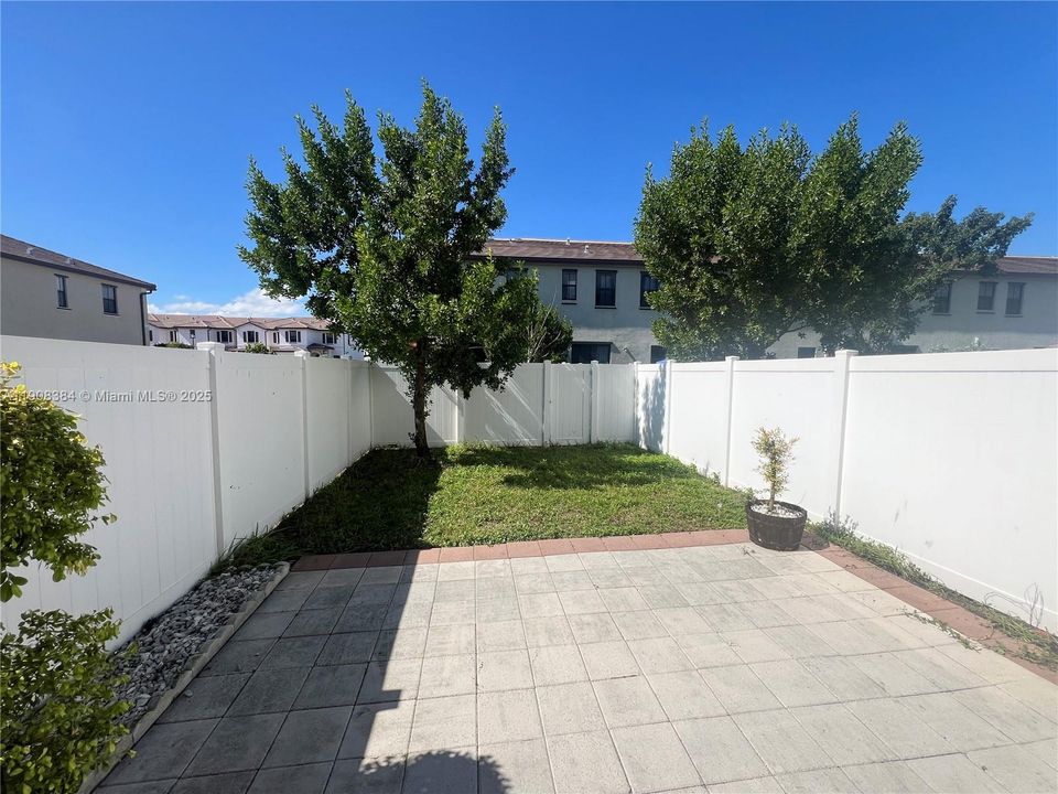 合同活跃: $3,050 (3 贝兹, 2 浴室, 1412 平方英尺)