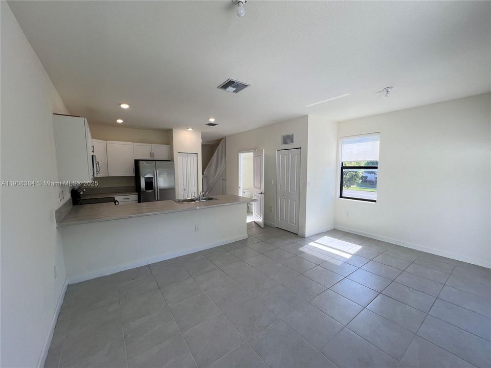 合同活跃: $3,050 (3 贝兹, 2 浴室, 1412 平方英尺)