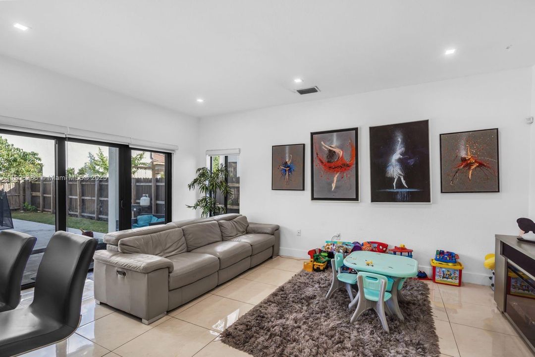 For Sale: $949,800 (4 beds, 3 baths, 2517 Square Feet)