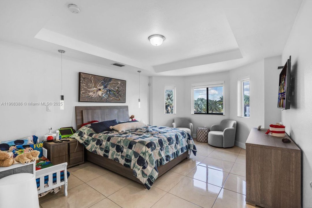 For Sale: $949,800 (4 beds, 3 baths, 2517 Square Feet)