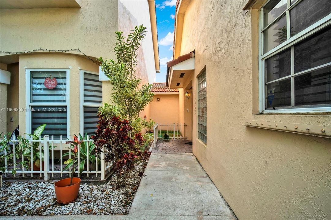 Под контрактом: $2,700 (2 спален, 2 ванн, 1163 Квадратных фут)