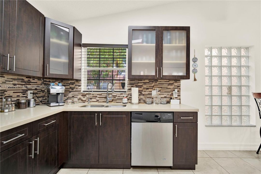 Под контрактом: $2,700 (2 спален, 2 ванн, 1163 Квадратных фут)