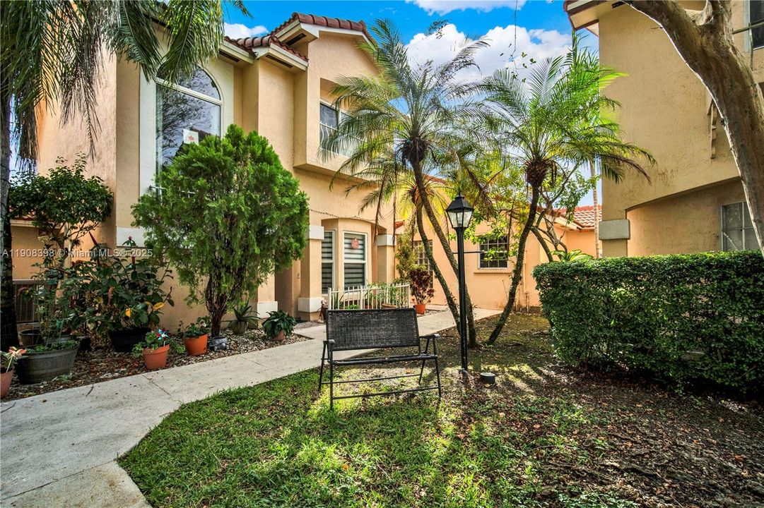 Под контрактом: $2,700 (2 спален, 2 ванн, 1163 Квадратных фут)