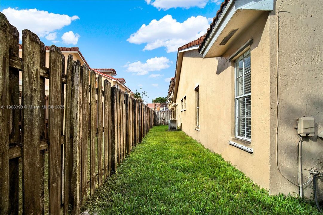 Под контрактом: $2,700 (2 спален, 2 ванн, 1163 Квадратных фут)