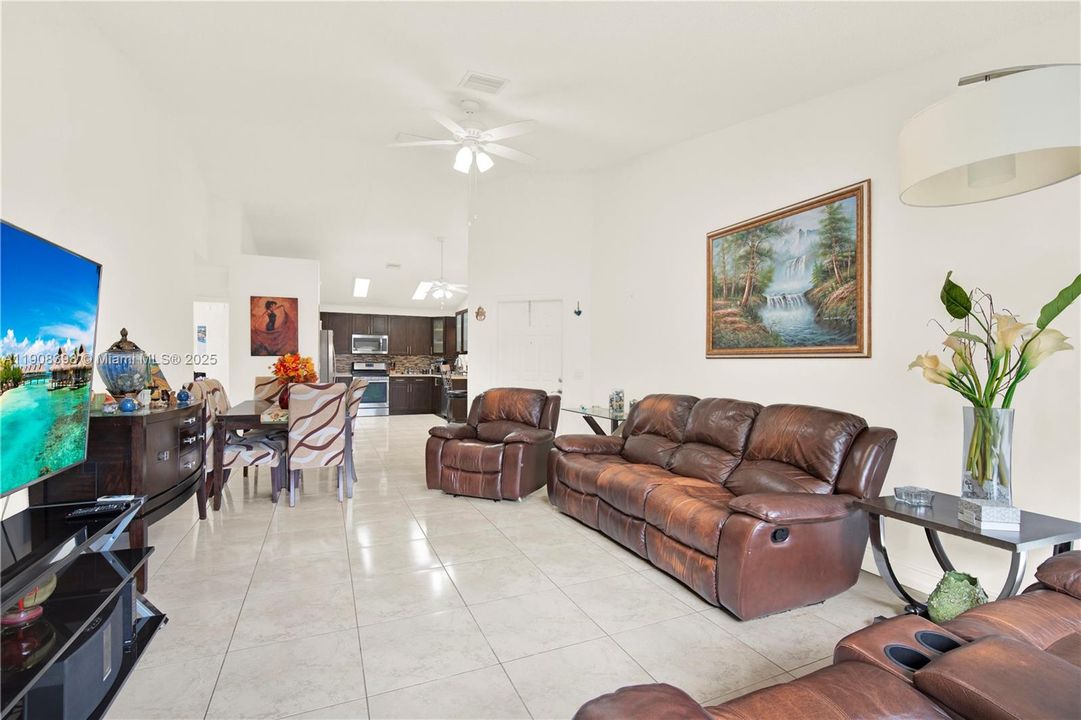 Под контрактом: $2,700 (2 спален, 2 ванн, 1163 Квадратных фут)