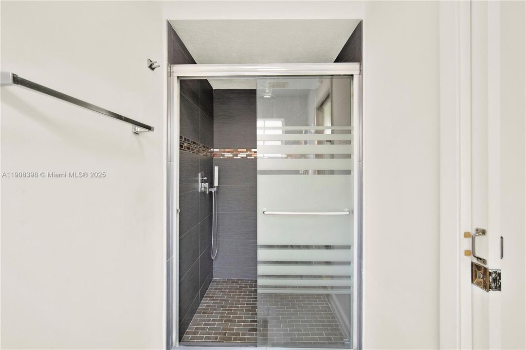 Под контрактом: $2,700 (2 спален, 2 ванн, 1163 Квадратных фут)