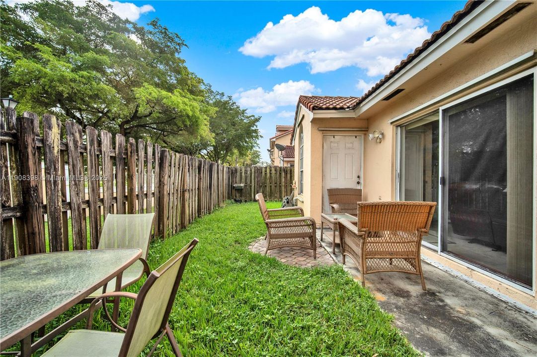 Под контрактом: $2,700 (2 спален, 2 ванн, 1163 Квадратных фут)