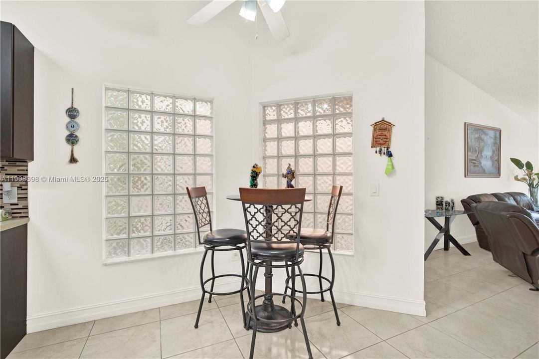 Под контрактом: $2,700 (2 спален, 2 ванн, 1163 Квадратных фут)