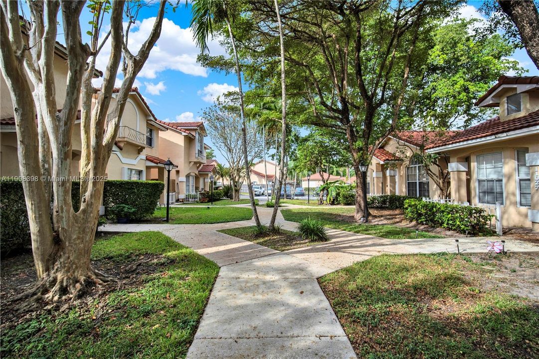 Под контрактом: $2,700 (2 спален, 2 ванн, 1163 Квадратных фут)