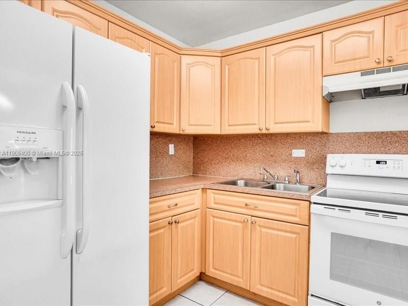 На продажу: $295,000 (2 спален, 1 ванн, 1015 Квадратных фут)