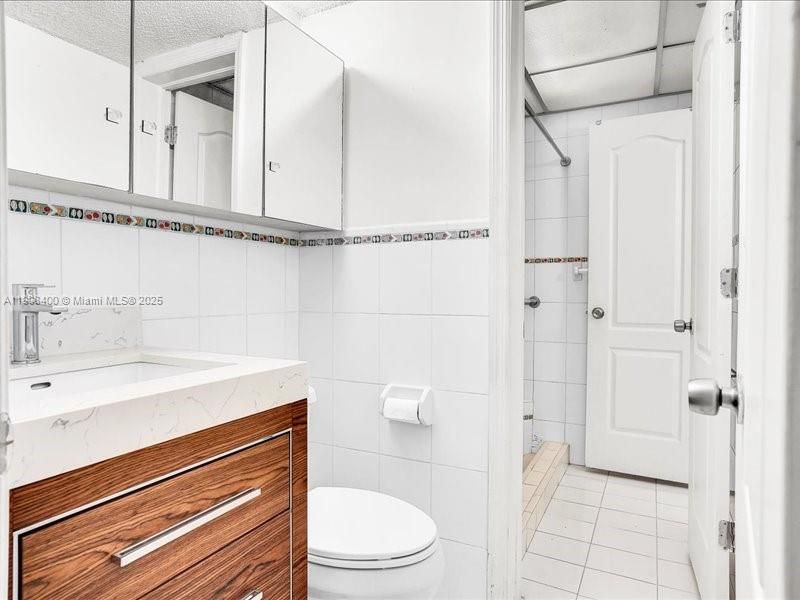 На продажу: $295,000 (2 спален, 1 ванн, 1015 Квадратных фут)