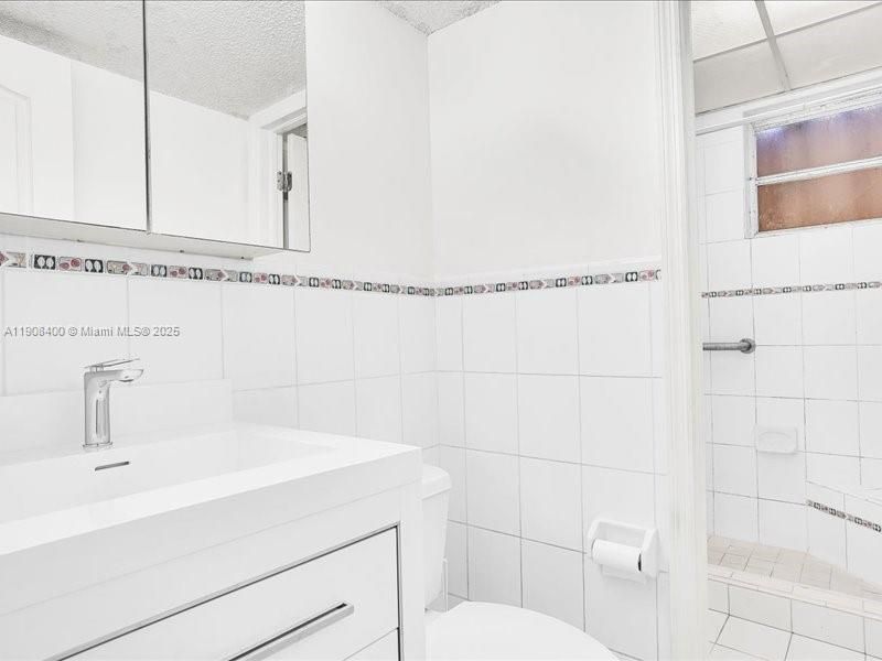 На продажу: $295,000 (2 спален, 1 ванн, 1015 Квадратных фут)