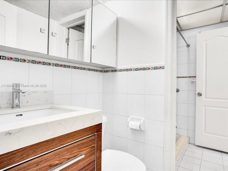 На продажу: $295,000 (2 спален, 1 ванн, 1015 Квадратных фут)